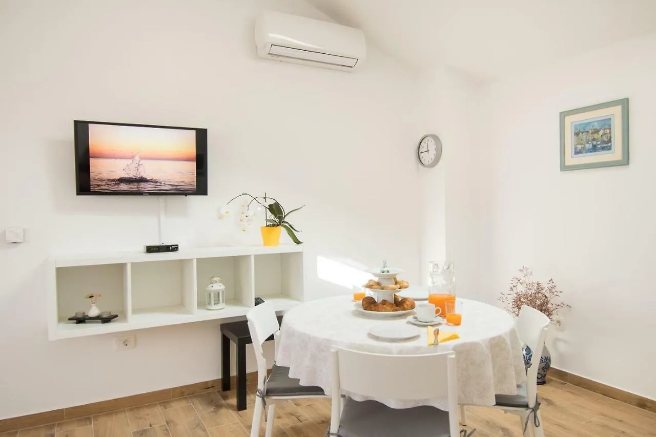 Apartment Bruneta 1 With Sea View Tar-Vabriga Croatia